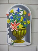 Flowers in nitch trompe 'loeil